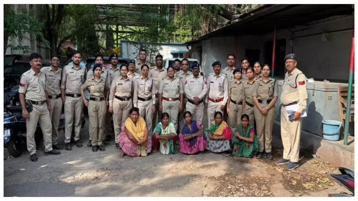 गांव में चल रहा था शराब का काला कारोबार! शिकायत पहुंचते ही मचा हड़कंप, महिलाओं समेत कई गिरफ्तार