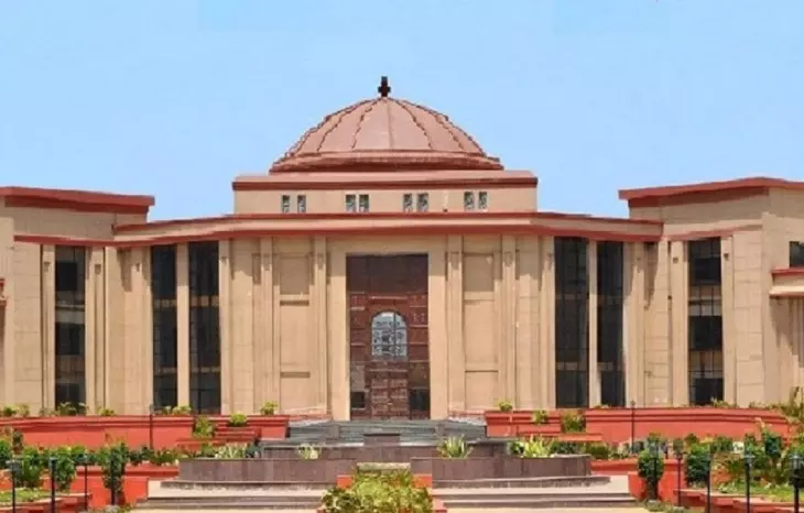 वकील नहीं मिला तो खुद बन गए अपने केस के पैरोकार! शिक्षक की दलीलों से हाईकोर्ट भी हुआ प्रभावित, फिर आया बड़ा आदेश
