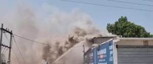 अचानक गूंजने लगे धमाकों पर धमाके! पटाखा गोदाम में लगी आग से दहला इलाका, आसमान तक उठा धुएं का गुबार