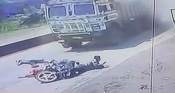 सड़क के बीच अचानक थमी बाइक, अगले ही पल मची चीख-पुकार… तेज रफ्तार ट्रक ने दो युवकों को कुचला