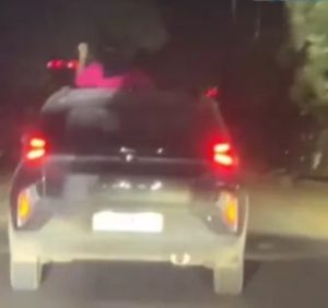 रील के चक्कर में मौत को दी दावत! चलती कार के सनरूफ से निकली युवती, वायरल वीडियो ने बढ़ाई चिंता