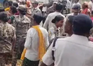 जमीन पर कब्जा दिलाने पहुंची टीम पर हमला! राजस्व निरीक्षक को दौड़ा-दौड़ाकर पीटा, गांव में भारी तनाव