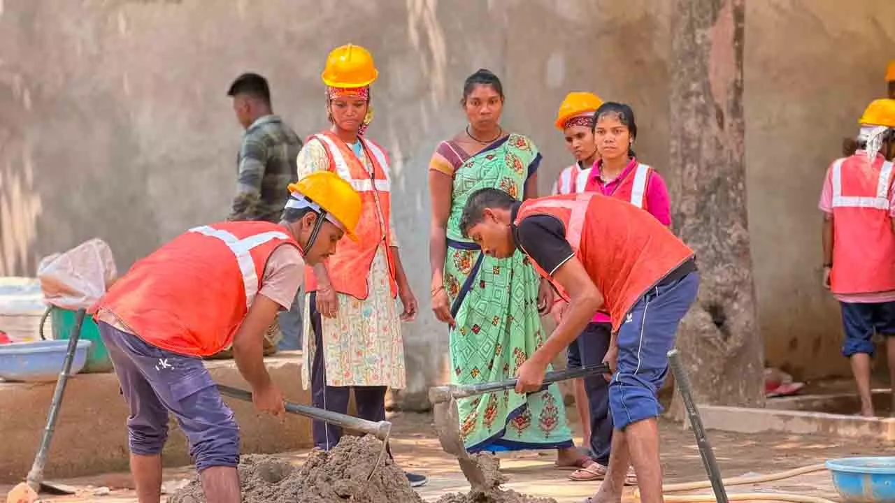 हथियार छोड़ मुख्यधारा में लौटे युवाओं की जिंदगी बदल रही सरकार की पहल, 13 महिलाओं समेत 25 आत्मसमर्पित युवा सीख रहे राजमिस्त्री का हुनर