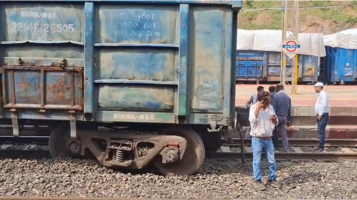 करगी रोड स्टेशन पर अचानक मची अफरा-तफरी! मालगाड़ी के 5 डिब्बे बेपटरी, नीचे मिला ऐसा सामान कि बढ़ गया सस्पेंस