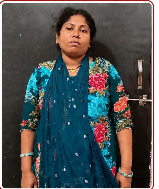 कोतवाली से पुलिस को चकमा देकर फरार हुई महिला! थाने में मचा हड़कंप, SP ने तुरंत 3 आरक्षकों पर गिराई गाज कोतवाली से पुलिस को चकमा देकर फरार हुई महिला! थाने में मचा हड़कंप, SP ने तुरंत 3 आरक्षकों पर गिराई गाज
