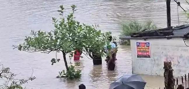 बिलासपुर में बारिश बनी आफत! कई गांव बाढ़ में घिरे, दर्जनों घर टापू बने; रातभर पानी में फंसे परिवार बिलासपुर में बारिश बनी आफत! कई गांव बाढ़ में घिरे, दर्जनों घर टापू बने; रातभर पानी में फंसे परिवार