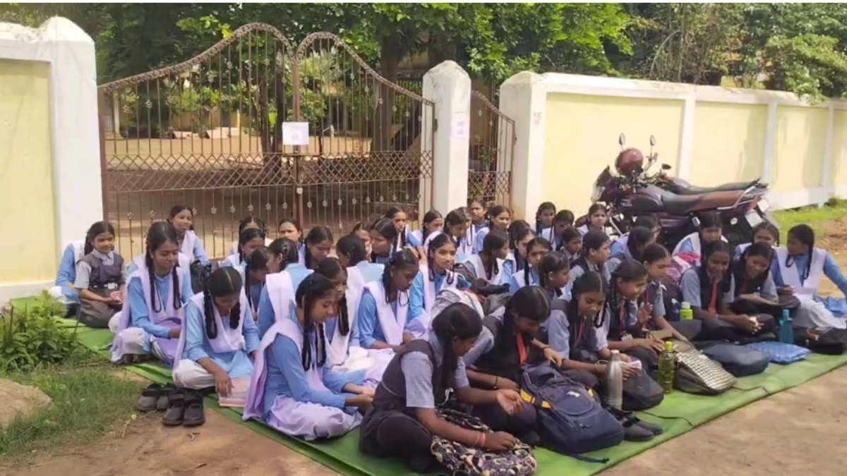 स्कूल में जड़ दिया ताला! 200 बच्चों के भविष्य पर संकट, आखिर क्यों भड़क उठे पूरे गांव के लोग?