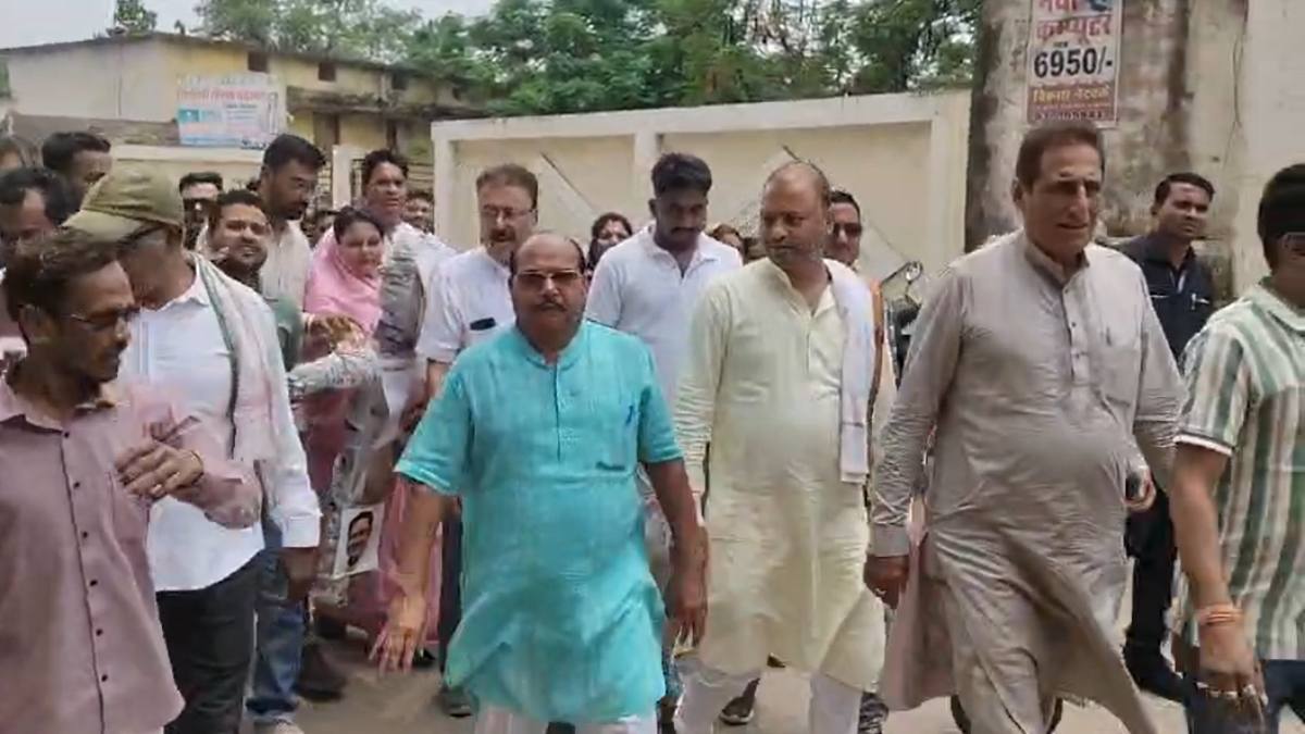 धमतरी में कांग्रेस का जोरदार हंगामा! गिरफ्तारी से भड़के कार्यकर्ता, पुतला दहन के दौरान पुलिस से हुई नोकझोंक