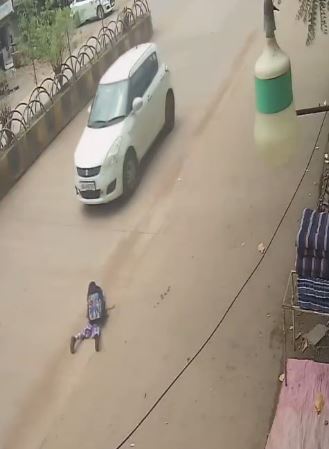 चलती स्कूल वैन से सड़क पर गिरा मासूम! खुला रह गया गेट, CCTV में कैद हुई रोंगटे खड़े कर देने वाली लापरवाही