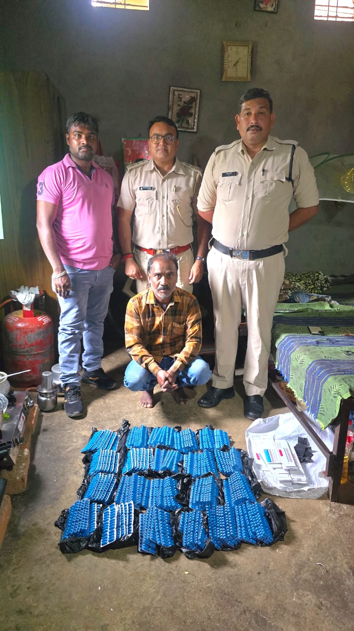 सरगुजा के सीतापुर में आबकारी उड़नदस्ता की ताबड़तोड़ कार्रवाई! घर से निकले 3528 नशीले कैप्सूल, पूछताछ में खुली एक और सौदागर की पोल