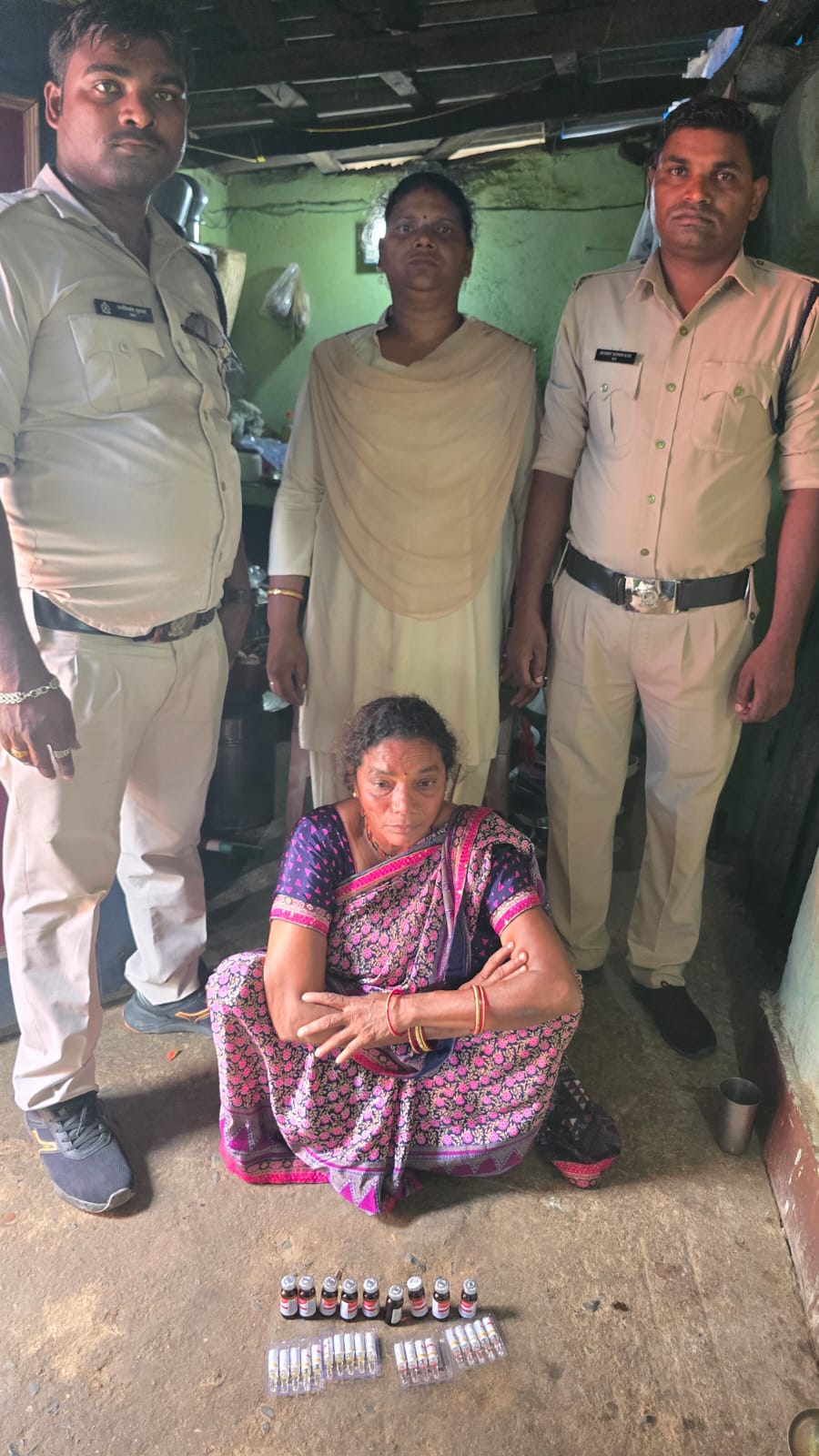 सरगुजा उड़नदस्ता की बड़ी कार्रवाई, ब्रह्मपारा की कुख्यात आशा पांडेय 28 नशीले इंजेक्शन के साथ गिरफ्तार, NDPS एक्ट के तहत भेजी गई जेल।