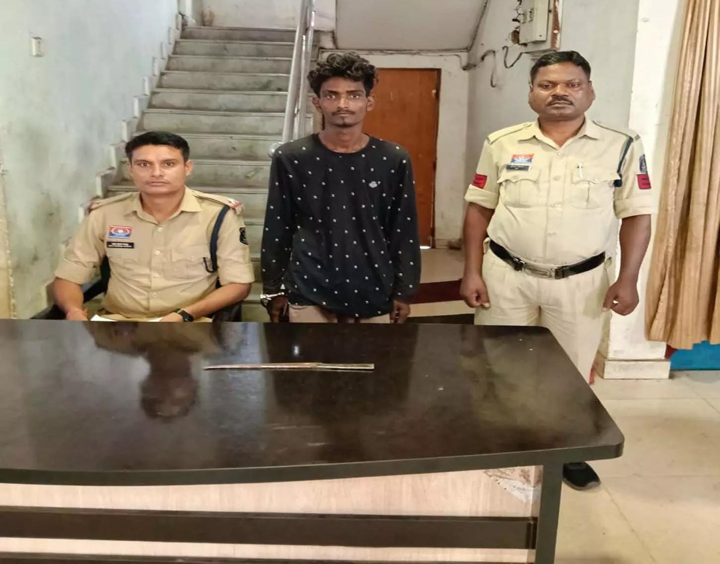 रहंगी चौक पर छुरी लहराकर मचा रहा था खौफ! पुलिस ने घेराबंदी कर दबोचा, हथियार भी बरामद रहंगी चौक पर छुरी लहराकर मचा रहा था खौफ! पुलिस ने घेराबंदी कर दबोचा, हथियार भी बरामद