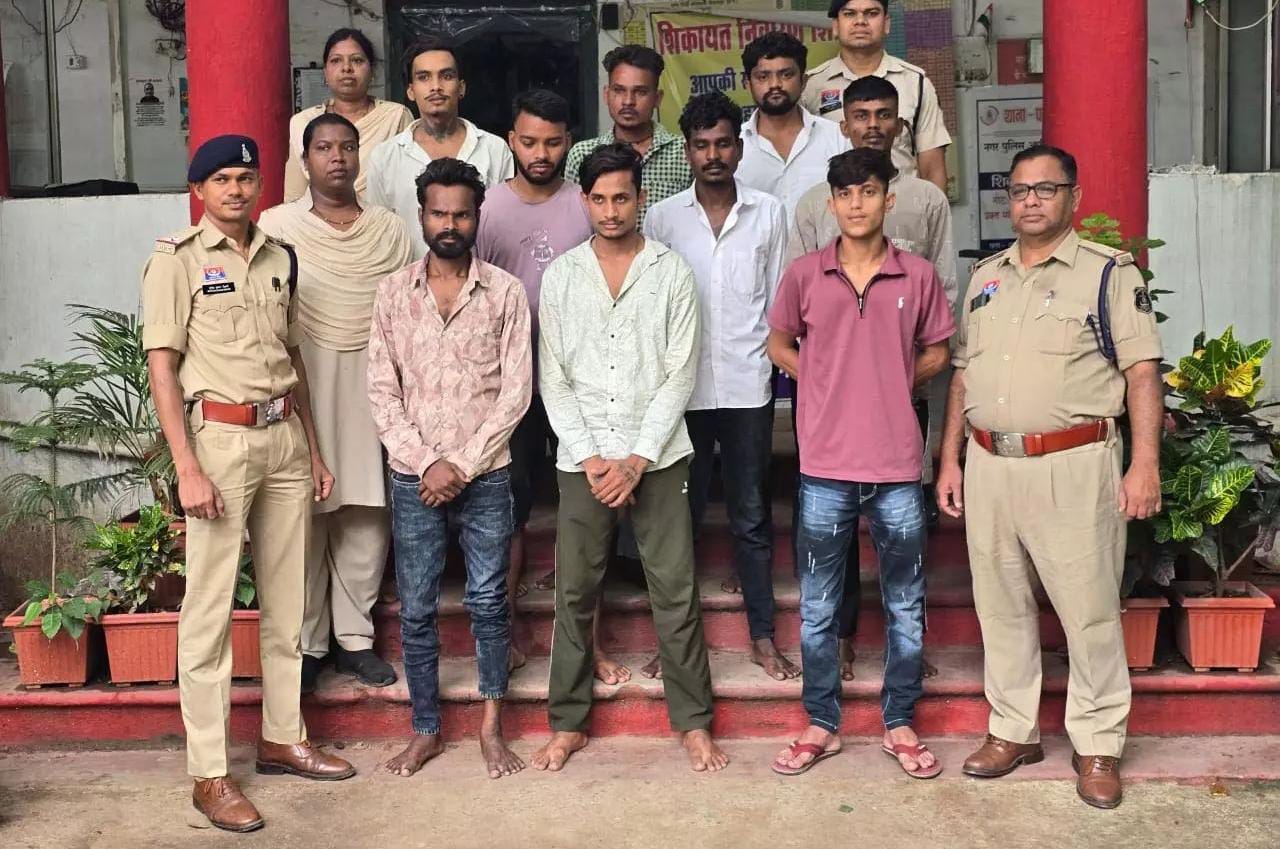 बिलासपुर में फरार वारंटियों की खैर नहीं! पुलिस ने एक साथ 10 आरोपियों को दबोचा, मचा हड़कंप बिलासपुर में फरार वारंटियों की खैर नहीं! पुलिस ने एक साथ 10 आरोपियों को दबोचा, मचा हड़कंप