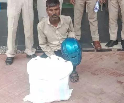 बिना नंबर प्लेट बाइक, बोरी में छिपा था लाखों का राज! चेकिंग में खुला गांजा तस्करी का बड़ा खेल