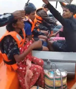 बीजापुर में उफनती नदी के बीच फंसे 7 पर्यटक सुरक्षित बाहर निकाले गए, देर रात तक चला रेस्क्यू ऑपरेशन