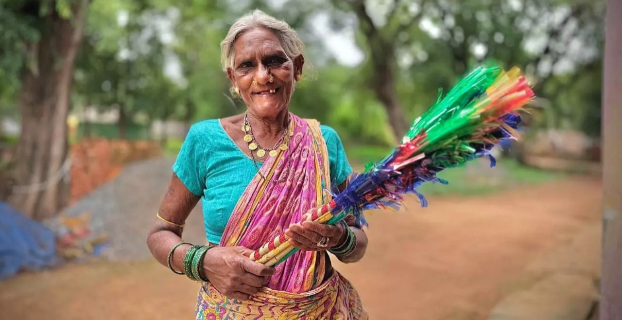 हर महीने मिलने वाले ₹1000 ने बदल दी जिंदगी! बस्तर की इस महिला ने किया ऐसा काम, अब पूरे इलाके में हो रही चर्चा