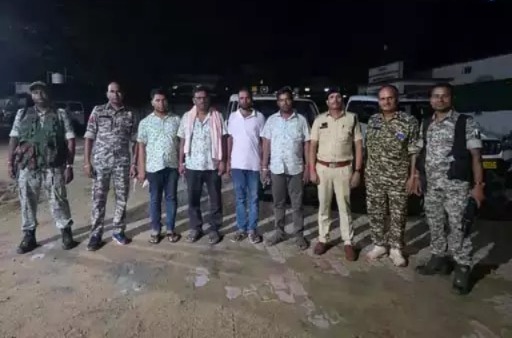 16 करोड़ के गांजा तस्करी रैकेट का बड़ा खुलासा! STF और बलरामपुर पुलिस की संयुक्त रेड, 9 आरोपी गिरफ्तार 16 करोड़ के गांजा तस्करी रैकेट का बड़ा खुलासा! STF और बलरामपुर पुलिस की संयुक्त रेड, 9 आरोपी गिरफ्तार