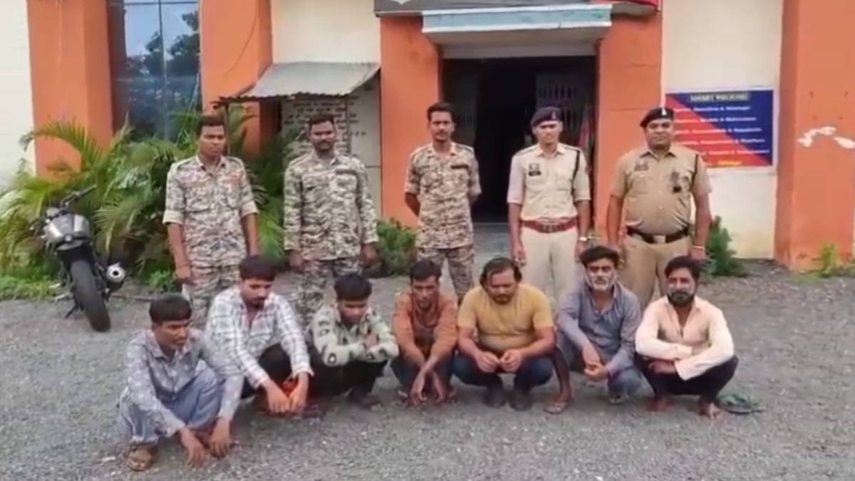 आधी रात जंगल में चल रहा था लाखों का खेल… पुलिस की दबिश पड़ते ही मची भगदड़, 12 दबोचे गए, 4 फरार!