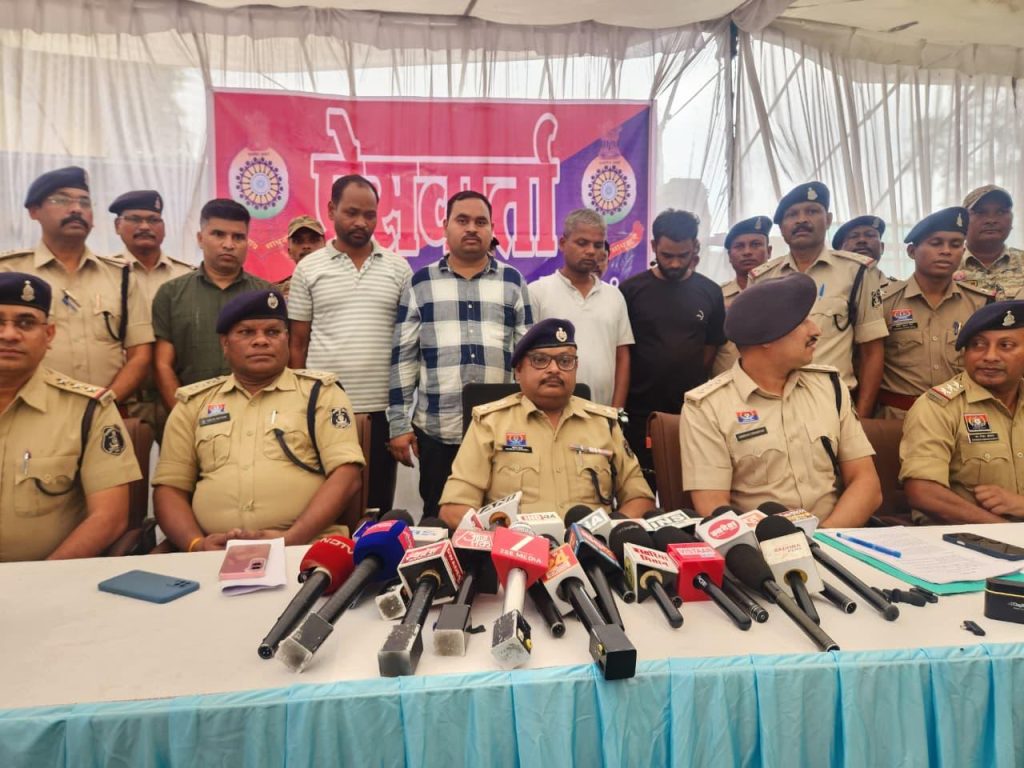कोंडागांव पुलिस ने अंतरजिला ठगी गिरोह का किया पर्दाफाश, 10 से 12 करोड़ की धोखाधड़ी का खुलासा, लैपटॉप, बैंक दस्तावेज और एटीएम कार्ड समेत कई अहम सबूत जब्त। कोंडागांव पुलिस ने अंतरजिला ठगी गिरोह का किया पर्दाफाश, 10 से 12 करोड़ की धोखाधड़ी का खुलासा, लैपटॉप, बैंक दस्तावेज और एटीएम कार्ड समेत कई अहम सबूत जब्त।