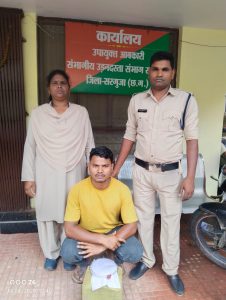Ambikapur Excise Raid: घर में चल रही थी अवैध शराब की ‘फैक्ट्री’! छापेमारी में 200 किलो महुआ लाहन और 15 लीटर शराब जब्त