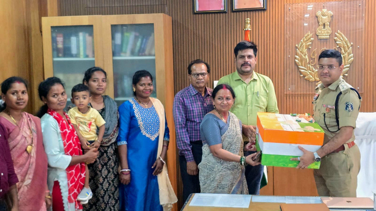 Raksha Bandhan 2026: सरहद नहीं, सुकमा के जंगलों तक पहुंचेगा बहनों का प्यार… जवानों के लिए भेजी गईं राखियां