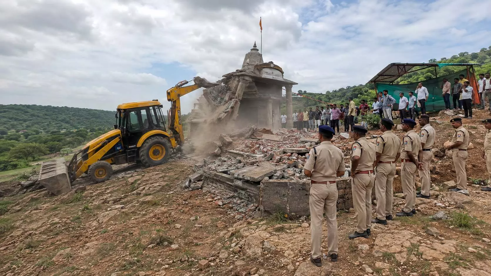 खाटू श्याम मंदिर पर चला बुलडोजर तो मचा बवाल! 15 गांवों की आस्था बनाम सरकारी जमीन… आखिर क्यों हटाया गया निर्माण?