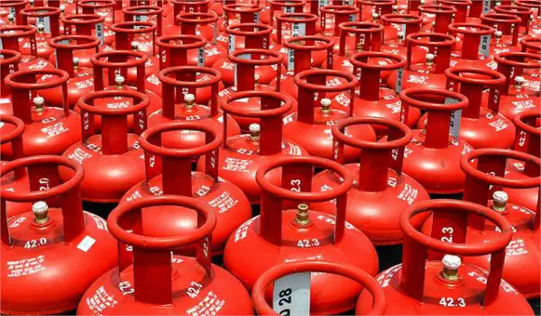 LPG cylinder storage: घर में रखा है एक्स्ट्रा सिलेंडर, तो हो जाएं सावधान, हो सकती है कार्रवाई