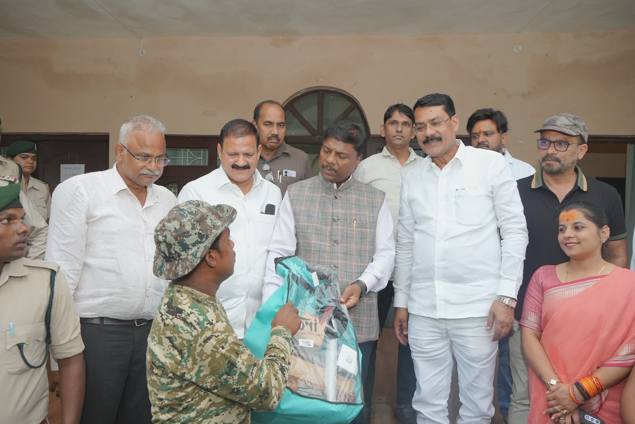 CG News: जंगल में हाथियों की आहट पर अब तुरंत मिलेगी खबर, वन विभाग ने ‘हाथी मित्र दल’ को दिए सुरक्षा किट और बाइक