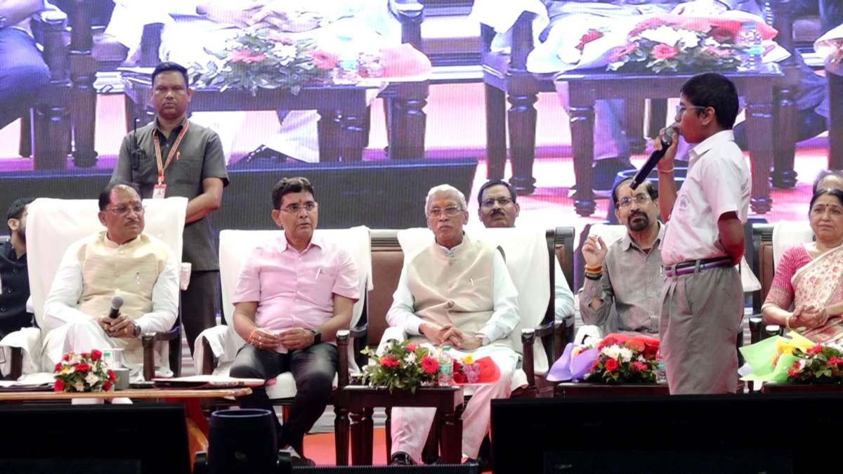 श्रमिकों के बच्चों के लिए CM साय का बड़ा तोहफा! 200 मेधावी छात्रों का सम्मान, खातों में पहुंची 39 करोड़ से ज्यादा की रकम श्रमिकों के बच्चों के लिए CM साय का बड़ा तोहफा! 200 मेधावी छात्रों का सम्मान, खातों में पहुंची 39 करोड़ से ज्यादा की रकम