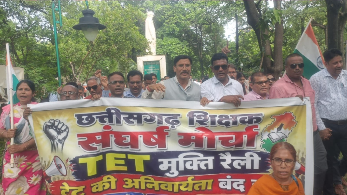 शिक्षकों का फूटा गुस्सा! बारिश में भी निकली ‘TET मुक्ति रैली’, सरकार के सामने रखीं 5 बड़ी मांगें