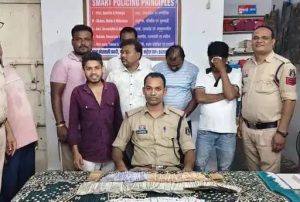 सूने मकान में सजती थी लाखों की जुए की महफिल! पुलिस ने मारा छापा, 8 जुआरी रंगे हाथ गिरफ्तार