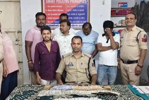 सूने मकान में सजती थी लाखों की जुए की महफिल! पुलिस ने मारा छापा, 8 जुआरी रंगे हाथ गिरफ्तार सूने मकान में सजती थी लाखों की जुए की महफिल! पुलिस ने मारा छापा, 8 जुआरी रंगे हाथ गिरफ्तार
