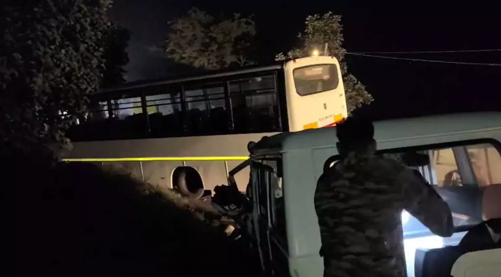 CG Accident: मजदूरों से भरी बस और बोलेरो में ऐसी भिड़ंत कि उड़ गए परखच्चे, UP से हैदराबाद जा रहे युवक की मौत