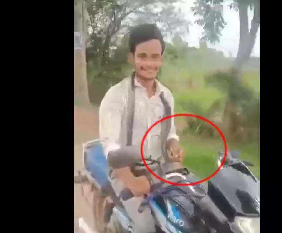 गले में जिंदा सांप लपेटकर 14 KM बाइक चलाता रहा युवक! डसने के बाद किया ऐसा काम, वीडियो देख लोग रह गए दंग