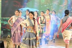 Sukma News: कभी जंगल के साए में थी जिंदगी, अब रैंप पर दिखा आत्मविश्वास! 9 पुनर्वासित महिलाओं ने किया फैशन शो में वॉक