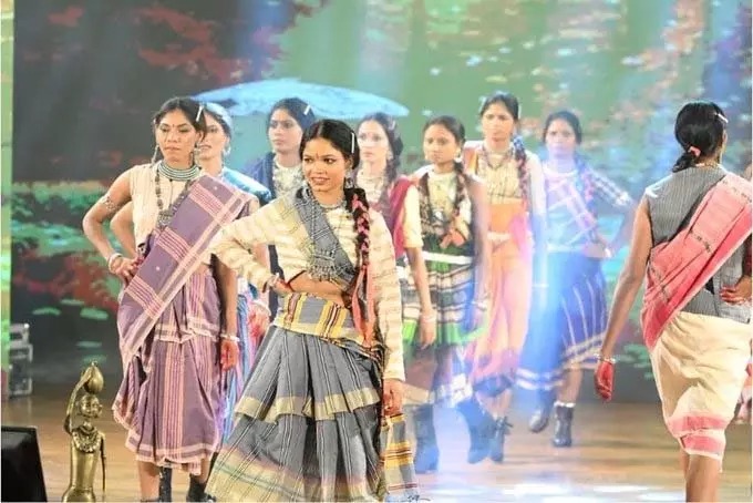 Sukma News: कभी जंगल के साए में थी जिंदगी, अब रैंप पर दिखा आत्मविश्वास! 9 पुनर्वासित महिलाओं ने किया फैशन शो में वॉक