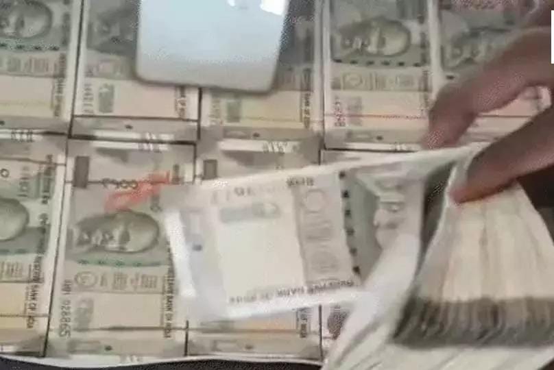45 करोड़ के नकली नोटों का लालच पड़ा भारी! कारोबारी से 1.13 करोड़ ठगकर फरार, अब पुलिस खंगाल रही पूरा नेटवर्क 45 करोड़ के नकली नोटों का लालच पड़ा भारी! कारोबारी से 1.13 करोड़ ठगकर फरार, अब पुलिस खंगाल रही पूरा नेटवर्क