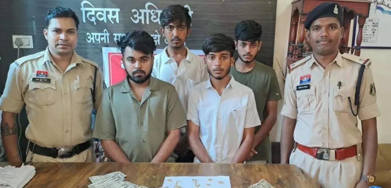 नाबालिग को धमकाकर ऐंठे 14.5 लाख और 450 ग्राम सोना! ASI के बेटे समेत 4 गिरफ्तार, पुलिस जांच में बड़े खुलासे नाबालिग को धमकाकर ऐंठे 14.5 लाख और 450 ग्राम सोना! ASI के बेटे समेत 4 गिरफ्तार, पुलिस जांच में बड़े खुलासे