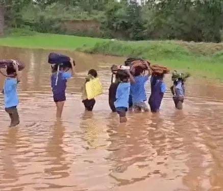 किताबों से भरा बस्ता… कमरभर पानी और सामने स्कूल की राह! गरियाबंद में बच्चों की रोज की ‘मुश्किल डगर’ ने खोली सिस्टम की पोल