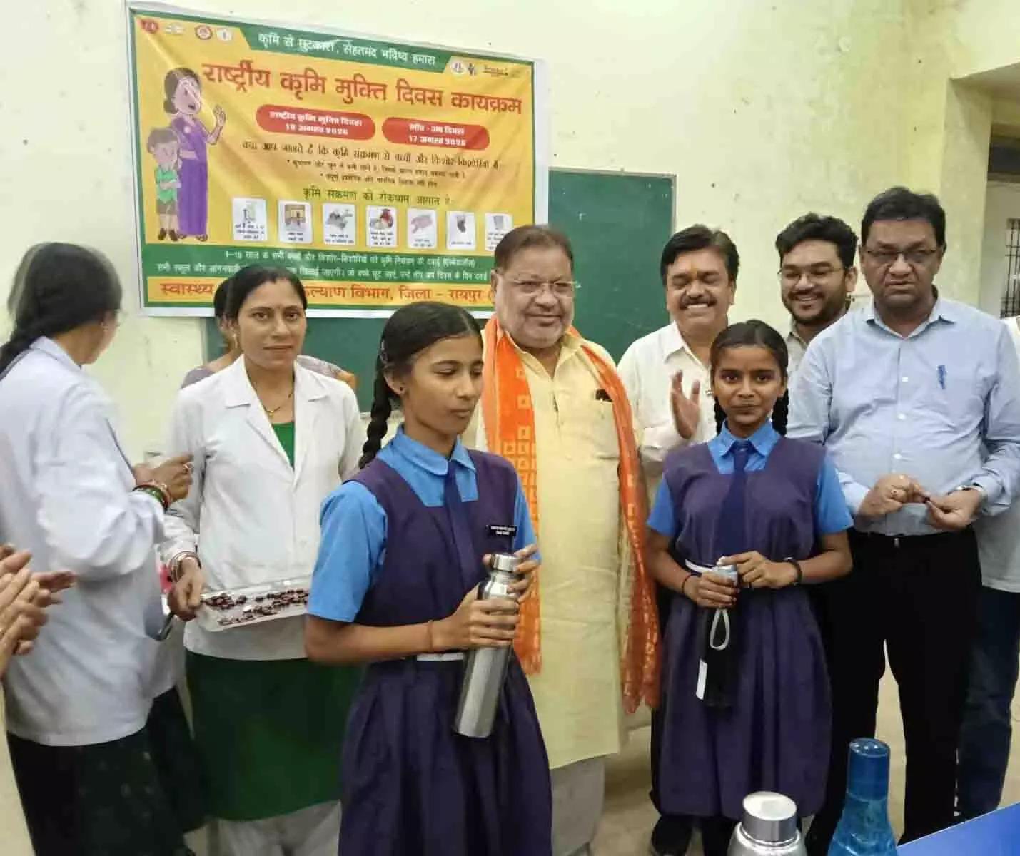 रायपुर में शुरू हुआ राष्ट्रीय कृमि मुक्ति अभियान, छात्राओं को खिलाई गई एल्बेन्डाजॉल की गोली