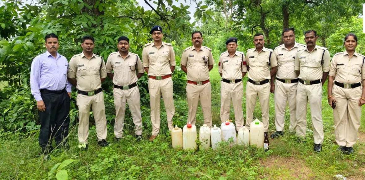 Gariyaband News: जंगल में छिपाकर रखा था 100 लीटर कच्ची शराब का जखीरा! आबकारी टीम पहुंची तो आरोपी हुआ फरार