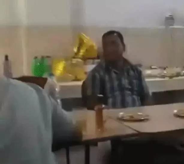 सरकारी स्कूल में छुट्टी के बाद क्या चल रहा था? टेबल पर शराब-चिकन और आसपास बैठे शिक्षक… वीडियो वायरल होते ही मचा हड़कंप