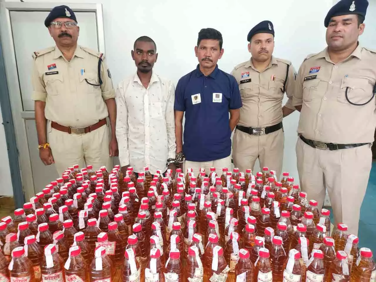 आरंग में शराब तस्करों का खेल खत्म! पुलिस ने मारा ऐसा छापा कि उड़ गए होश, 220 पाव शराब के साथ दो गिरफ्तार आरंग में शराब तस्करों का खेल खत्म! पुलिस ने मारा ऐसा छापा कि उड़ गए होश, 220 पाव शराब के साथ दो गिरफ्तार