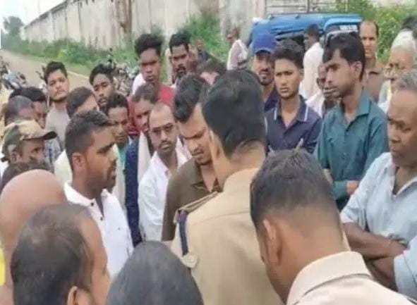 शव दफनाने पहुंचे परिजन तो ग्रामीणों ने घेर लिया श्मशान! धमतरी में घंटों चला विवाद, पुलिस की समझाइश के बाद बनी बात