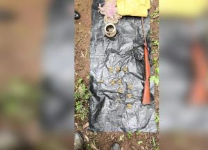 जंगल में छिपा था नक्सलियों का खतरनाक जखीरा! सुरक्षाबलों ने बरामद की रायफल और दर्जनों जिंदा कारतूस