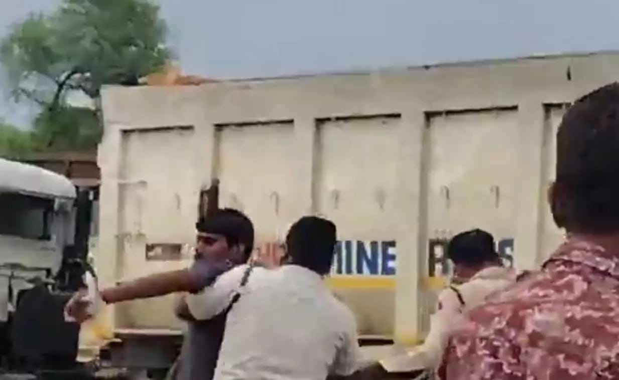 नेशनल हाईवे पर नशे में धुत युवक का हाई-वोल्टेज ड्रामा! मासूम बच्चों को बनाया ढाल, पुलिस भी रह गई परेशान