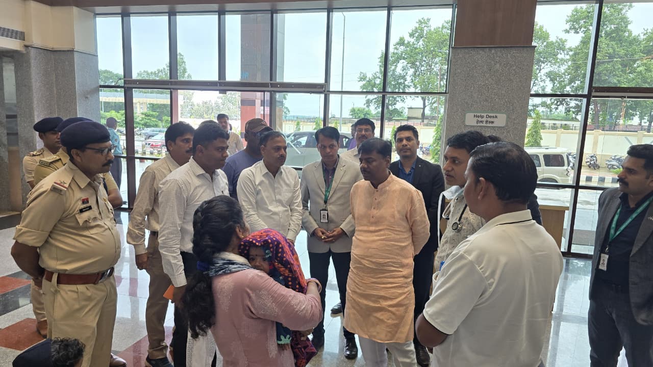हादसे के बाद अस्पताल पहुंचे वन मंत्री केदार कश्यप, घायल जवानों से मिलकर बोले- इलाज में नहीं होनी चाहिए कोई कमी
