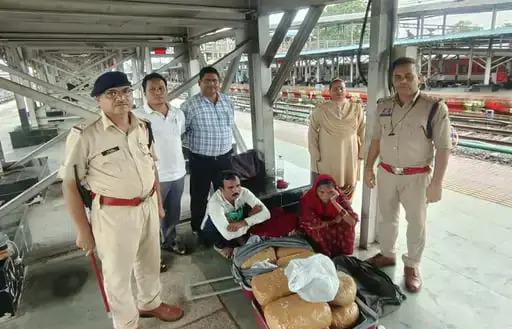 Bilaspur News: रेलवे स्टेशन पर दंपती के बैग ने खोला बड़ा राज, 21 किलो गांजा बरामद; कीमत सुनकर पुलिस भी हैरान!