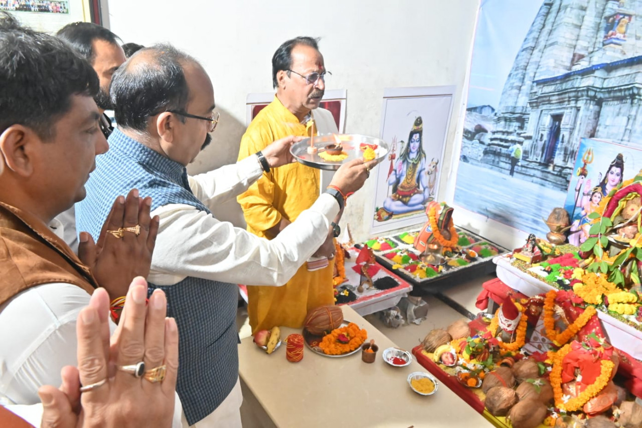 Mahasamund News: शिव भक्ति में लीन दिखे डिप्टी CM अरुण साव, वैदिक मंत्रोच्चार के बीच किया महारुद्राभिषेक… मांगी प्रदेश की खुशहाली