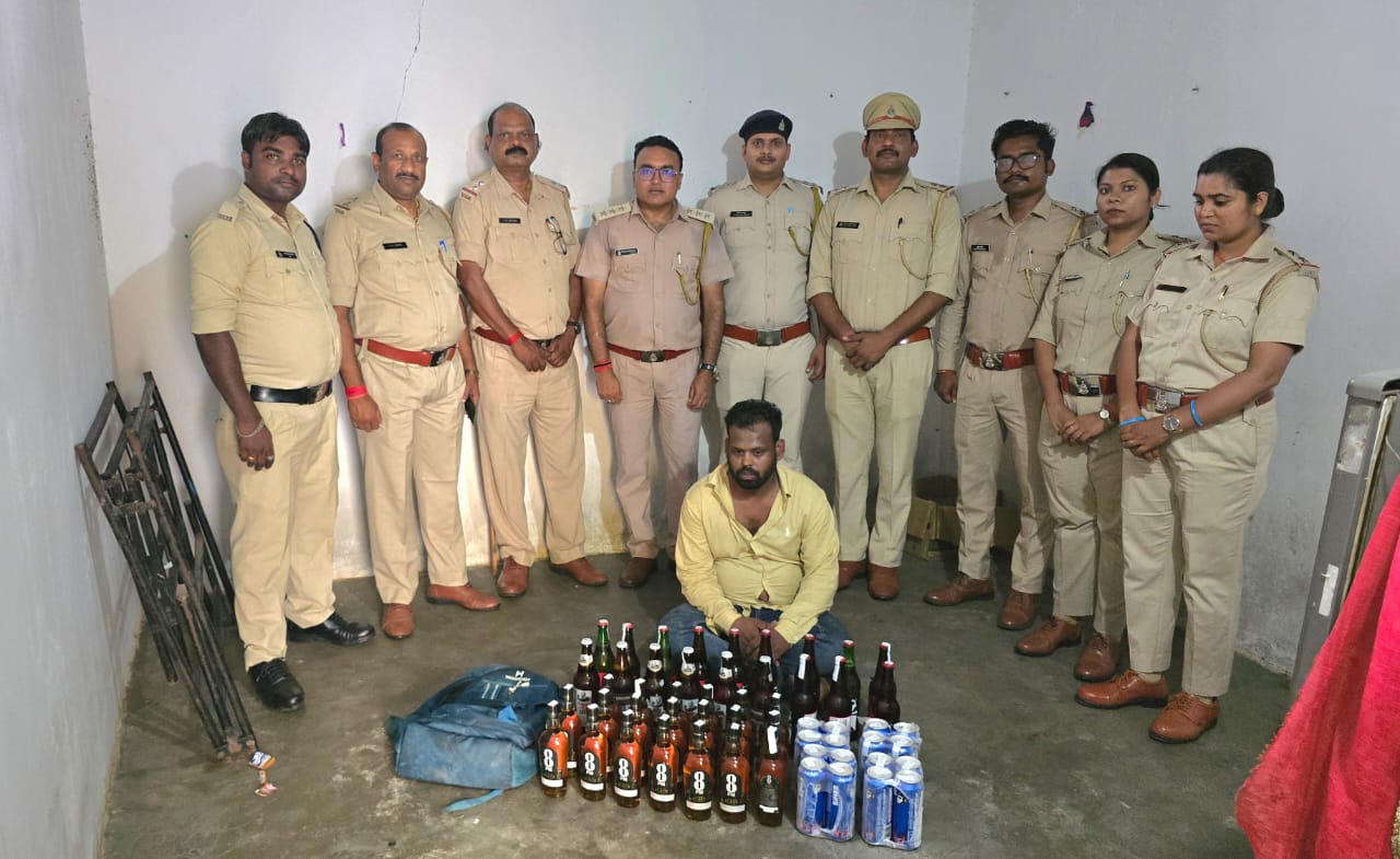 Surguja News: 15 अगस्त पर शराब बेचने का खेल! आबकारी टीम ने बाबूपारा में दी दबिश, 27.2 लीटर विदेशी शराब जब्त; आरोपी गिरफ्तार होकर जेल दाखिल